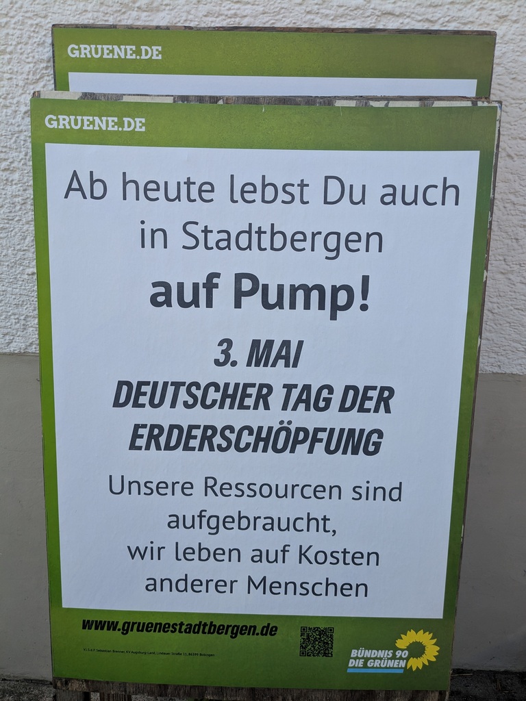 Plakat zur Erderschöpfungstag 2025 Ab heute lebst DU auch in Stadtbergen auf Pump! 3. Mai Deutscher Tag der Erderschöpfung Unsere Ressourcen sind aufgebraucht, wir leben auf Kosten anderer Menschen