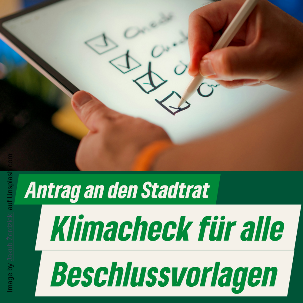 Bild zeigt eine Schreibunterlage mit Checkboxen, Beschriftung: Antrag aus dem Stadtrat Klimacheck für alle Beschlussvorlagen