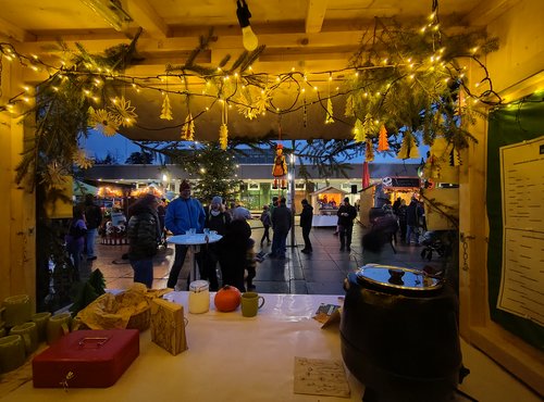 Foto aus einer Holzbude heraus auf den Adventsmarkt