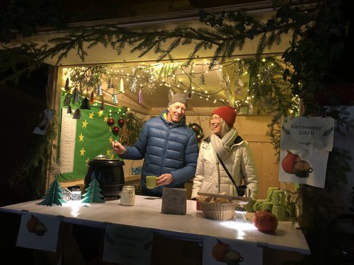 Foto des Verkaufsstands für Kürbissuppe der Grünen