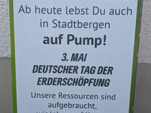 Ab heute lebst DU auch in Stadtbergen auf Pump!  3. Mai Deutscher Tag der Erderschöpfung Unsere Ressourcen sind aufgebraucht, wir leben auf Kosten anderer Menschen