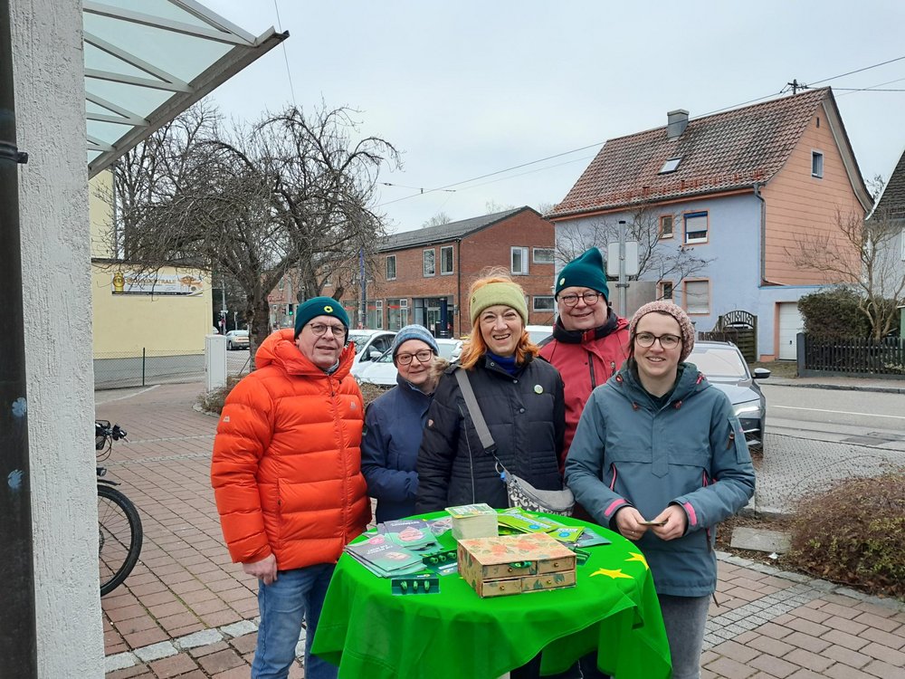 Grüner Infostand mit dem Direktkandidaten Helmut Schmidt